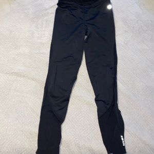 Pearl Izumi Black leggings with side and back zipper.